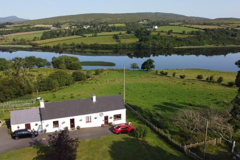 Granny'S Cottage, A Lovely Lakeside Cottage Donegal Town Ngoại thất bức ảnh